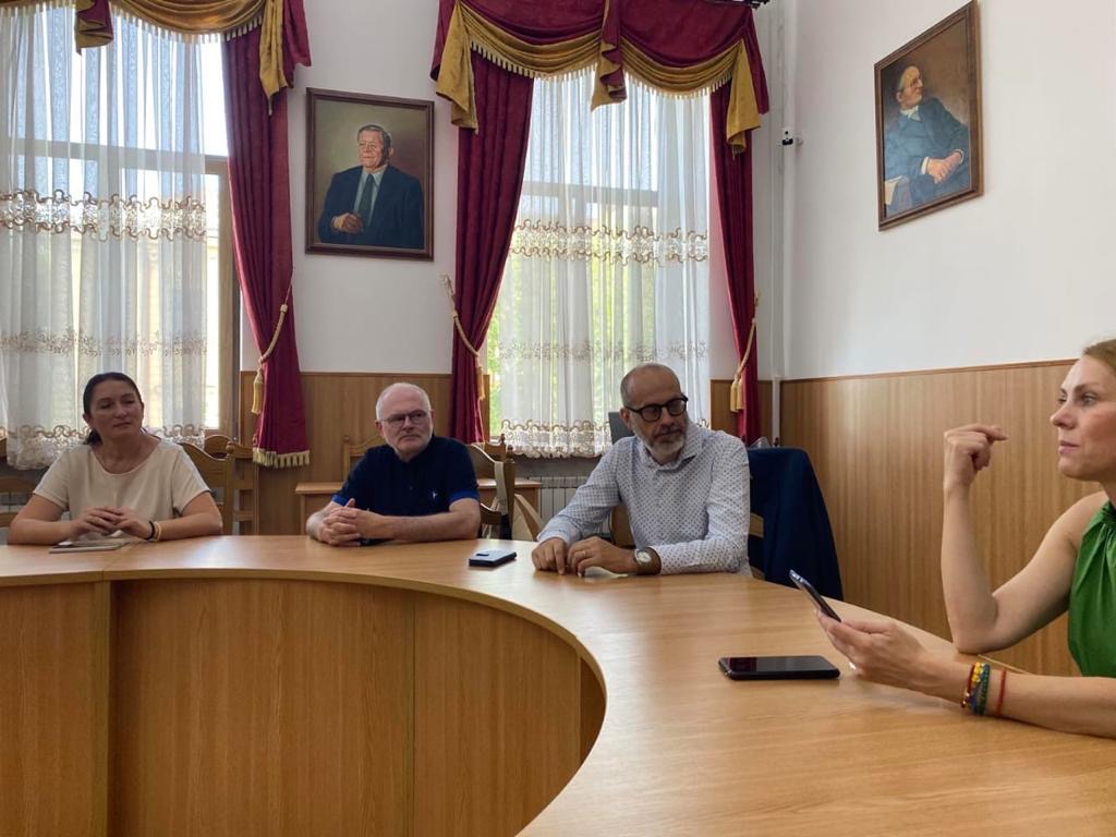 don Claudio Visconti e Filippo Vanoncini all'Università di Chernivtsi